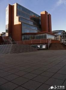 创意艺术大学和伦敦城市大学哪个好?