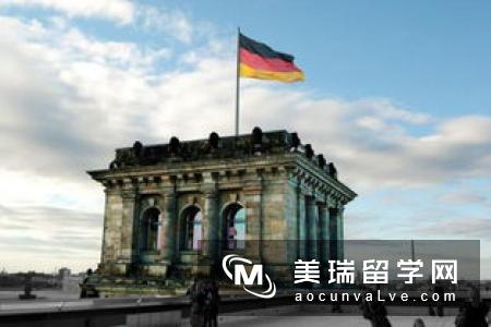 英国公立大学留学有免学费的吗?