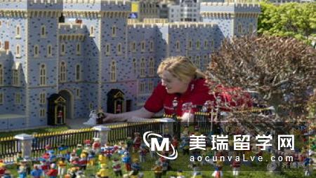 英积木乐园搭出威廉婚礼场景五颜六色的小积木搭出了微缩型的想象中的大婚场景