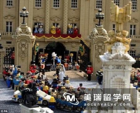 英积木乐园搭出威廉婚礼场景五颜六色的小积木搭出了微缩型的想象中的大婚场景