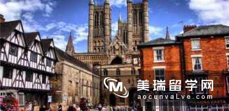 英国牛津大学一年学费多少？