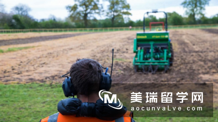英国哈珀亚当斯大学有团队研发出了机器人拖拉机！