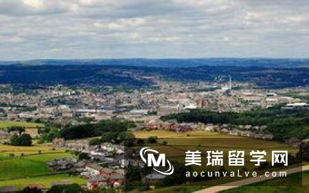 英国哈德斯菲尔德大学学费是多少？