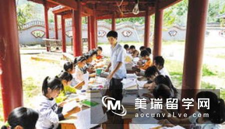 英国有100家学校，几万学生因何从10点开始上课