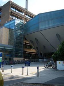 到英国纽卡斯尔大学留学一年费用多少？